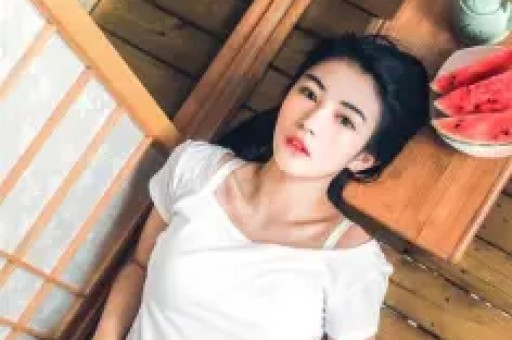 女星超大牌排场惹热议与男助理亲密举动引全网吵翻