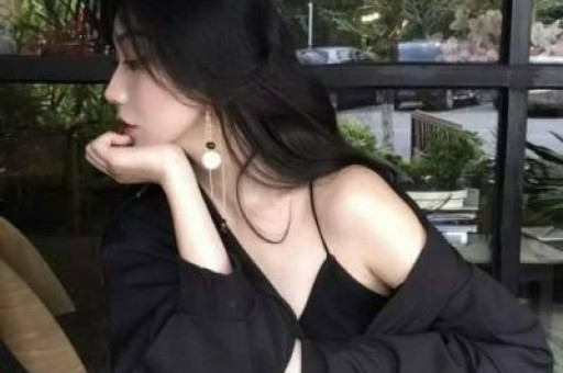 女游客划龙舟被颠翻外衣滑落表情销魂身份曝光鼓手爆料更多