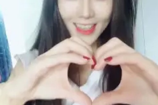 看宋雨琦穿短裙出席活动对长辈90度鞠躬才懂她火都是有原因的